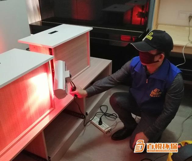 佛山百悅環(huán)保除甲醛治理公司是專業(yè)清除甲醛公司，為佛山及佛山周邊新裝修機(jī)關(guān)企事業(yè)單位辦公樓、寫字樓、家庭住宅、新房、別墅、公寓、酒店、賓館、醫(yī)院、養(yǎng)老院、幼兒園、學(xué)校教室、商場、超市、旅館、文化場所、書店、圖書館、展覽館、體育館、公共交通場所、公共交通工具、餐廳等用戶提供室內(nèi)除甲醛、裝修甲醛治理解決方案、除異味的空氣治理服務(wù),擁有經(jīng)驗豐富的施工團(tuán)隊，除甲醛價格公道，十五年質(zhì)保。